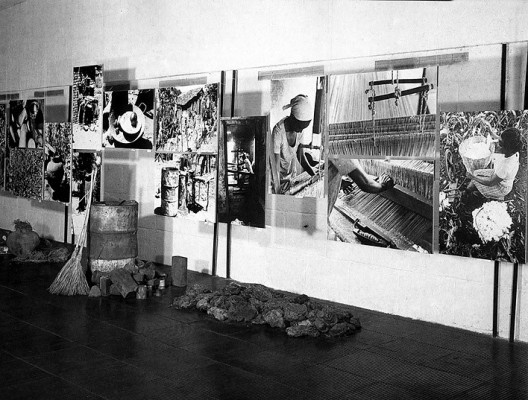 Exposição Repassos (1975-76), de Lina Bo Bardi. Império documenta através do filme Colhe, Carda, Fia, Urde Tece (1975/76) momentos de uma indústria caseira de subsistência de tecelagem
