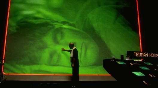 Ed Harris como Christof no filme Show de Truman, de Peter Weir