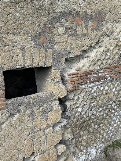 Ercolano. Opera Mixtum. Parte danificada em Opera Reticulatum