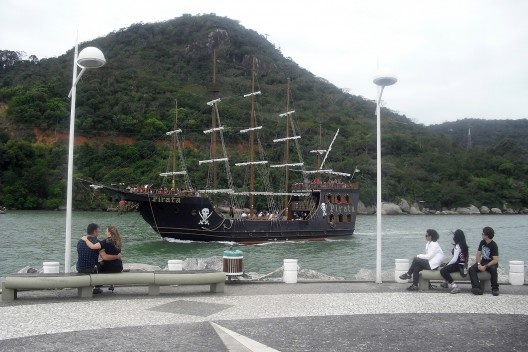 Navio pirara, montanha ao fundo local do complexo Unipraias, quebra mar da Barra Sul, molhe