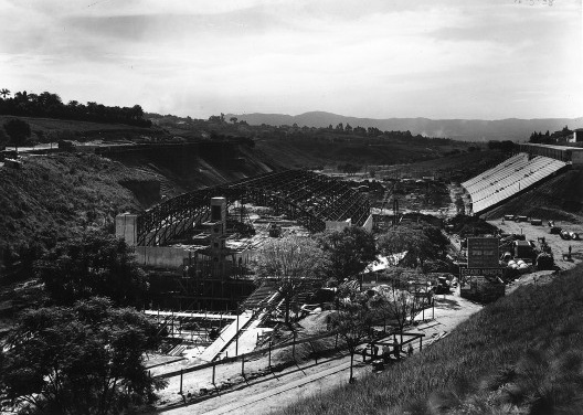 Em primeiro plano, complexo esportivo em construção; ao fundo, as arquibancadas apoiadas no talude natural, 1938