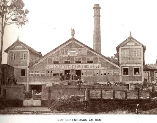 Fachada da Fábrica de Cerâmica das Devesas com a escultura em terracota da Indústria a coroar o frontão