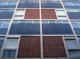 Detalhe do tratamento dado à fachada do bloco A, de autoria do Grupo LIGS / Lopez Iñigo, Giráldez e Subías