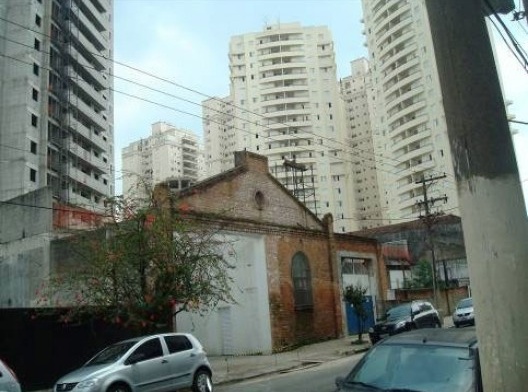 Pseudo-preservação: a fachada degrada de um galpão que deu lugar a um edifício residencial e outro que não ficou pronto. Foto de jan. 2011