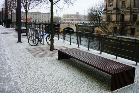 Bicicleta estacionada na região da Ilha dos Museus de Berlim. Berlim, Alemanha, dezembro 2009