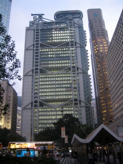 Norman Foster – Hong Kong and Shanghai Bank Headquarters (Hong Kong, Hong Kong, 1979-1986. O arquiteto desenvolveu para o edifício um sistema de espelhos que capta iluminação zenital e reflete luz solar em áreas escuras do edifício