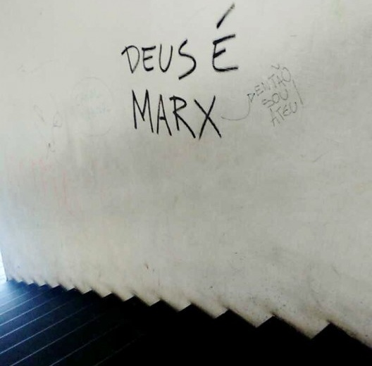 Pixação no edifício da FAU UFRJ