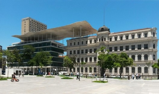 Museu de Arte do Rio – MAR, fachada frontal do conjunto formado pelo Edifício Escola à esquerda e o Museu à direita, Rio de Janeiro. Escritório Bernardes & Jacobsen
