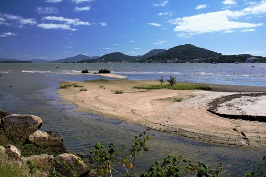 Ampliação da praia com sedimentos argilosos trazidos pelo riacho