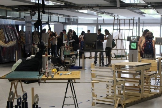 Exposição de trabalhos finais da escola de arquitetura nos estúdios do mezanino B do edifício