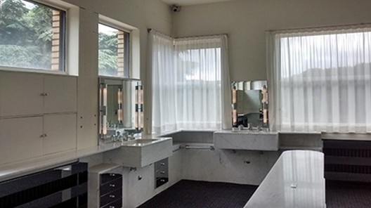 Villa Cavrois, banheiro do casal com bancadas das pias, Roubaix, França. Arquiteto Mallet-Stevens