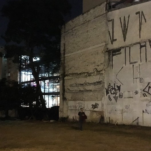Grande vidraça do Teatro Oficina vista do estacionamento lateral ao edifício