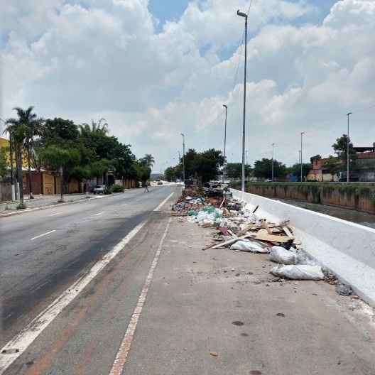Na Avenida Dr. José Pinotti verificou-se entulho junto às margens do Rio Itaquera