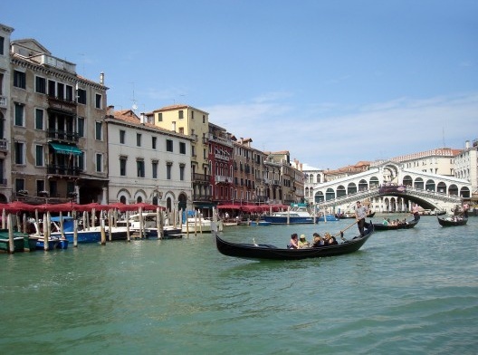 Veneza verdadeira: rica vida cotidiana convivendo com o turismo