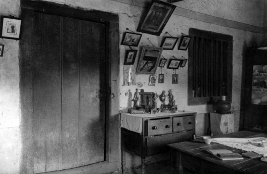 Sítio Santo Antônio, interior casa-grande anterior ao restauro, ambiente ocupando o alpendre descaracterizado