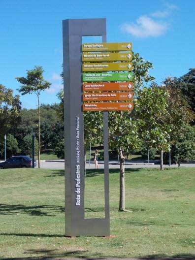 Sinalização turística para pedestres, conjunto urbanístico e arquitetônico da Pampulha