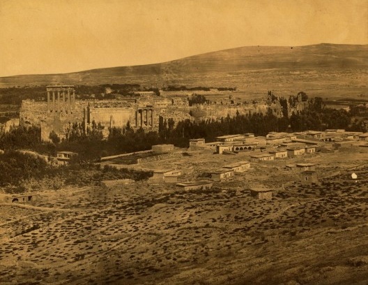 Vista Panorâmica do complexo de templos e santuário de Baalbek ao fundo, e de edificações da cidade nos arredores do santuário à frente