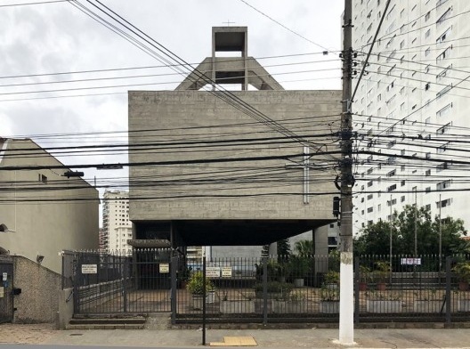 Igreja São Bonifácio, 1964-66, arquiteto Hans Broos. Vista a partir da rua