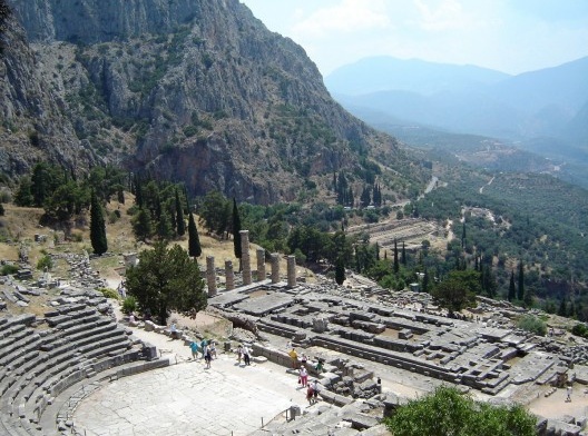 Templo de Apolo em Delfos, Grécia, séc. VI a.C.