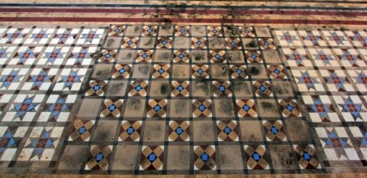 Um dos inúmeros tapetes em ladrilho existentes no imóvel, soluções do projeto de Giácomo Palumbo