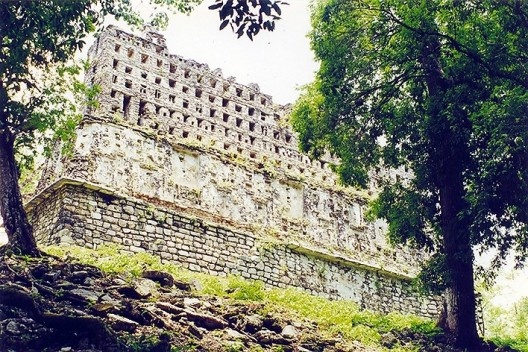 Yaxchilán, 2001. Templo decorado situado em terraço superior do sítio