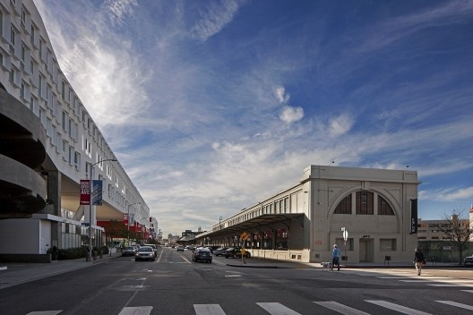 SCI-Arc e, à esquerda, o 438 – unit apartment complex, arquiteto Michael Maltzan Architecture (MMA), 2014