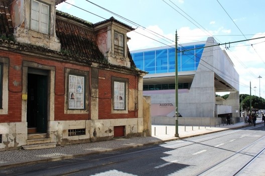 Museu dos Coches e ao lado de construção antiga da rua da Junqueira