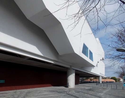 O volume marrom, sob o pavilhão, que abriga bilheterias, serviços e oficinas