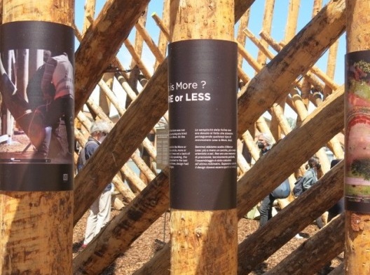 Chileans and Mapuche, Elemental, detalhes do interior com pôsteres