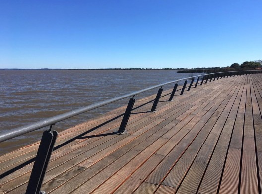 Detalhe do guarda-corpo em aço do Deck