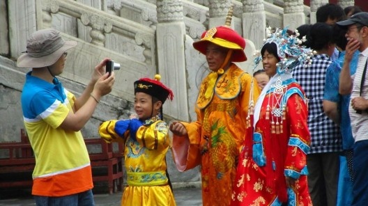 Após décadas de comunismo, os chineses ainda demonstram interesse pela vida da nobreza e vestem trajes tradicionais para tirar fotos junto aos monumentos nacionais