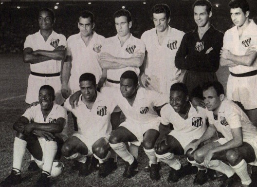Time do Santos no início dos anos 1960. Em pé: Lima, Zito, Dalmo, Calvet, Gilmar e Mauro; agachados: Dorval, Mengálvio, Coutinho, Pelé e Pepe