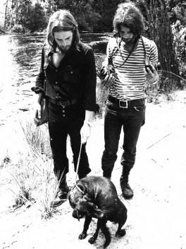 Jornalistas de O Cruzeiro na expedição de atração dos índios Kreñakãrore, 1972. À esquerda, Valdir Zwetsch, repórter; à direita, Antonio Carlos Piccino, o “Soneca”, fotógrafo; na frente, o viralata Brasil