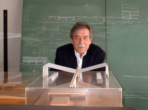 Paulo Mendes da Rocha em seu escritório em São Paulo