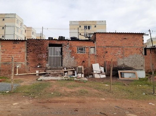 Situação atual da face posterior à avenida de uma porção do conjunto comercial existente com torres do Residencial Sírius ao fundo