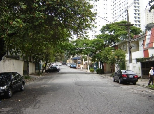 Av. Armando Ferrentini assenta-se sobre o leito do Aclimação