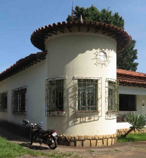 Torre do antigo jardim de inverno. Notar a segmentação das aberturas, a altura da torre, e as saliências nos parapeitos das janelas