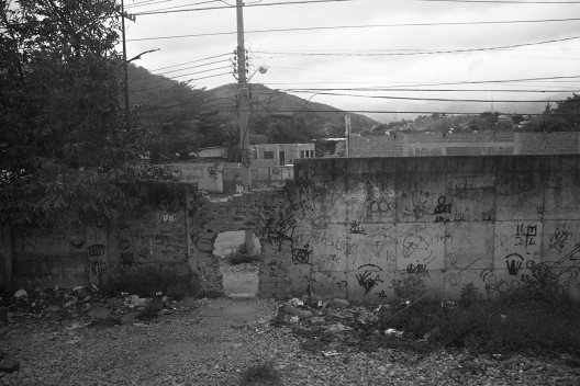 Furos em pedaço de Muro em Realengo, Rio de Janeiro RJ Brasil