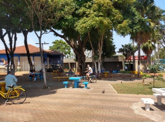 Praça ao lado da Estação Jardim Helena – Vila Mara, com o bicicletário e equipamentos de lazer, frequentada pela população, com seus jogos de dominó e suas bicicletas