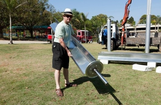 Guto Lacaz, “Claudio Leonardo Orlando Villas Boas”, artista carregando turbina, Parque Estoril, São Bernardo do Campo, 2012