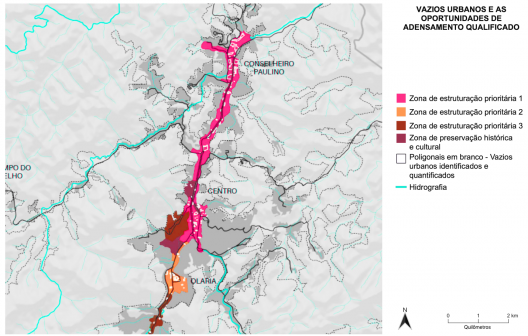 Mapa dos vazios urbanos e as oportunidades de adensamento qualificado em Nova Friburgo. Os vazios urbanos – identificados, selecionados e quantificados – são representados pelos polígonos brancos no mapa