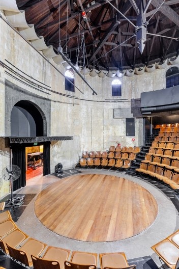 Fotografia do palco e plateia do Teatro Paiol