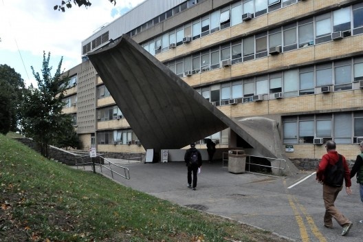 Parabolóide no acesso do Laboratory Hall, arquiteto Marcel Breuer