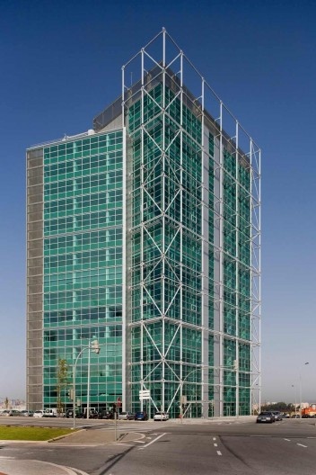 Tower Plaza. Vista externa do edifício, Regino Cruz Arquitectos, Vila Nova de Gaia, Portugal