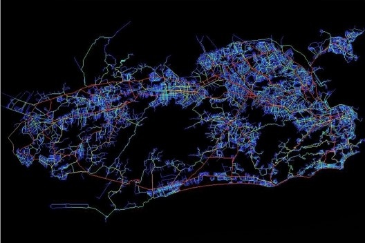 A análise de acessibilidade topológica mostra a grande dependência do sistema viário do Rio de Janeiro em relação a poucas ruas (variação de cores do vermelho ao azul indicam variação de acessibilidade global, de alta a baixa)