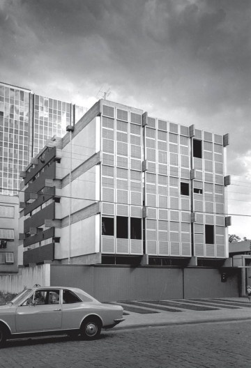 Edifício FAM, Porto Alegre RS, 1968. Arquitetos Carlos Maximiliano Fayet, Cláudio Luis Araújo e Moacyr Moojen Marques