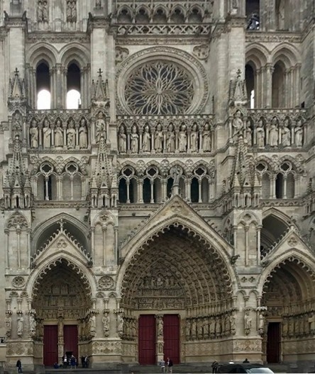 Catedral de Amiens em dia chuvoso de julho