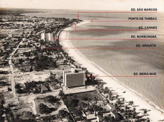 Orla de Cabo Branco e Tambaú, antes da construção do Hotel Tambaú, em 1971. Em destaque, os edifícios Beiramar, Gravatá e Borborema no Cabo Branco; Cannes e São Marcos, em Tambaú
