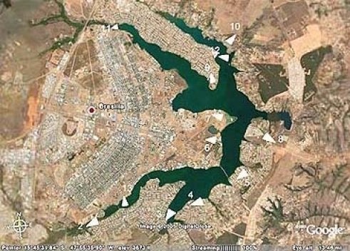1 – Brasília e seu Lago, segundo o Google Earth. Depois que esse programa foi disponibilizado, com informações razoavelmente atualizadas sobre a superfície do Planeta, brincar de Big Brother deixou de ser monopólio exclusivo dos governos. Os ângulos das