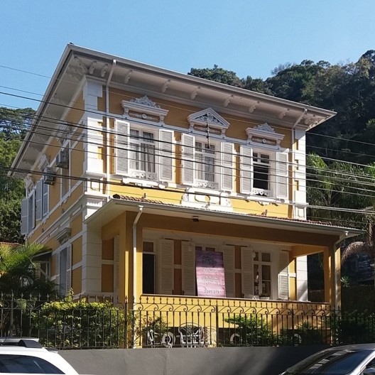 Casa petropolitana com varanda na avenida Piabanha, n. 109
